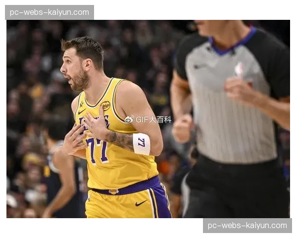 特写：东契奇在丹佛高原砍下大三双后，于球员通道扶膝喘息