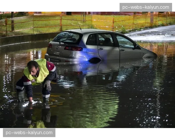 现场:罗马奥林匹克球场因暴雨短暂中断,工作人员紧急处理积水 现场:罗马奥林匹克球场因暴雨短暂中断,工作人员紧急处理积水