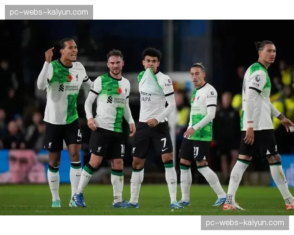 终场哨响，为卢顿保级拼尽全力的老将汤姆·洛克耶泪洒草坪