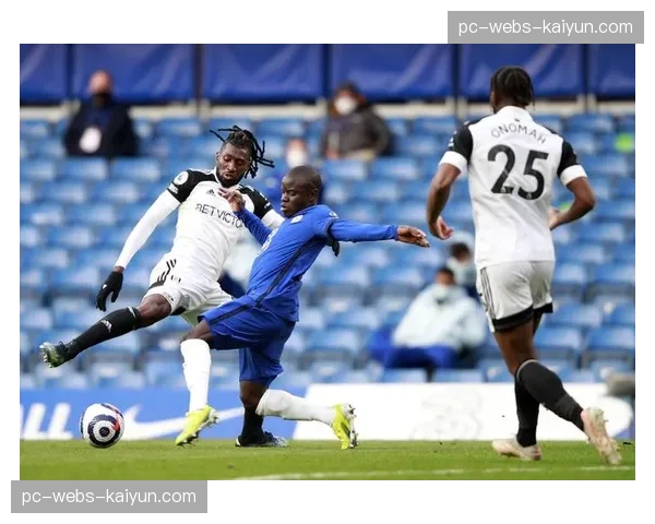 特写：赛后混合采访区，两位法国青年队队友交换球衣