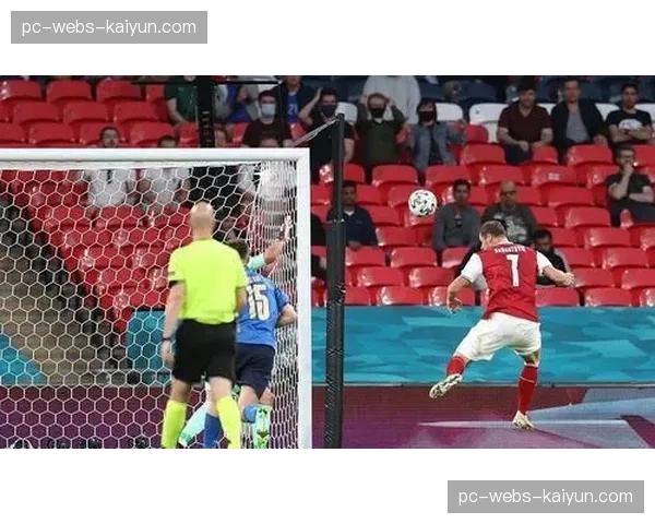 通讯：无声的抗议——选手“开拓者”基耶萨在获胜后，于八角笼内举起“公平薪酬”标语