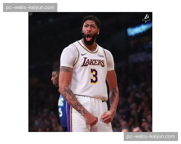 特写镜头：戴维斯指挥队友换防时，从盯人手势迅速变为握拳（区域）信号